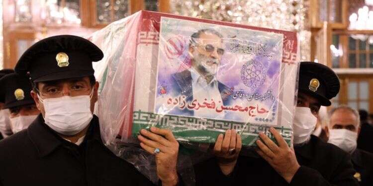 הלוויתו של מדען הגרעין מוחסן פחריזאדה. צילום: EPA חיסול "סולימאני של הגרעין" היכה את איראן בתדהמה