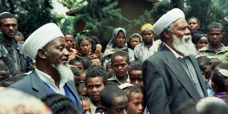 קס הדנה טקויה בביקורו בקהילת הממתינים לעלייה באדיס־אבבה, 1996. צילום: הרב מנחם ולדמן גשר ההלכה: הקס שקירב את העדה האתיופית למורשת ההלכה