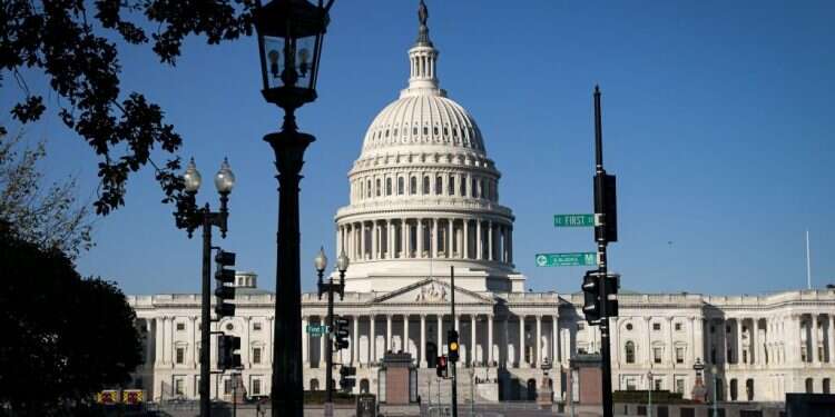 בניין הקפיטול בוושינגטון, אתמול. צילום: EPA תקוות הדמוקרטים בקונגרס התנפצו, והסכינים נשלפות נגד פלוסי