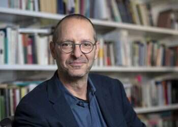 שירה אקדמית: המרצה שמשלב כתיבה ומחקר