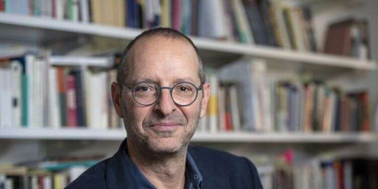 שירה אקדמית: המרצה שמשלב כתיבה ומחקר