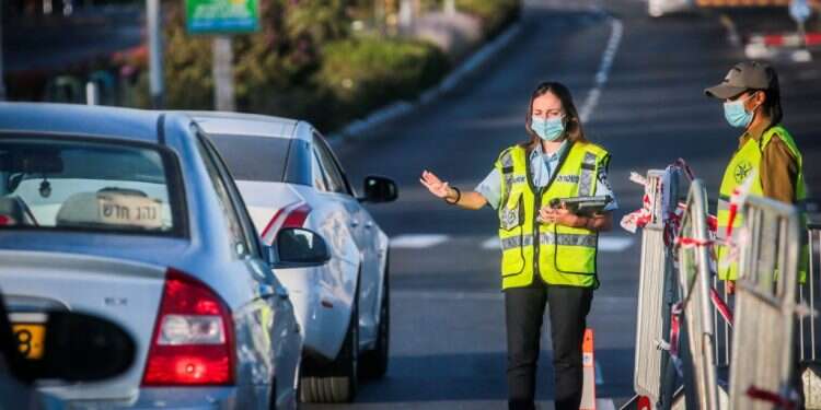 מחסומים בירושלים בתקופת הסגר השני. צילום: אורן בן חקון תופסות קו: המוקדניות שמטפלות בערעורי המבודדים