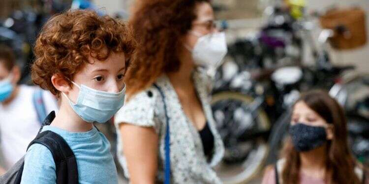 אילוסטרציה. צילום: AFP מומחי בריאות מתריעים: לא לוותר על מסכות בבתי הספר