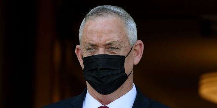 בני גנץ. צילום: AFP העימות סביב פרקליט המדינה: בכחול לבן החליטו להלך אימים על הליכוד