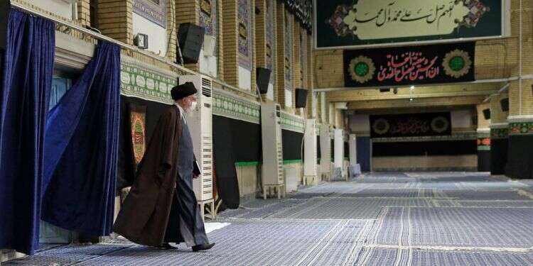 עלי חמינאי. צילום: AFP נערכים לניצחון ביידן: בצה"ל מתכוננים לשינוי הקו מול איראן