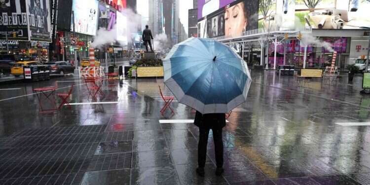 טיימס סקוור בניו־יורק, לפני שבועיים. צילום: AFP כל אתגרי הנשיא: שיקום הכלכלה בראש סדרי העדיפויות