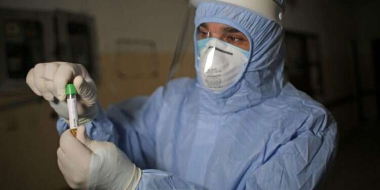 בדיקת קורונה בעזה. צילום: AFP 5,500 חולים: חמאס מתקשה להשתלט על הקורונה ברצועה