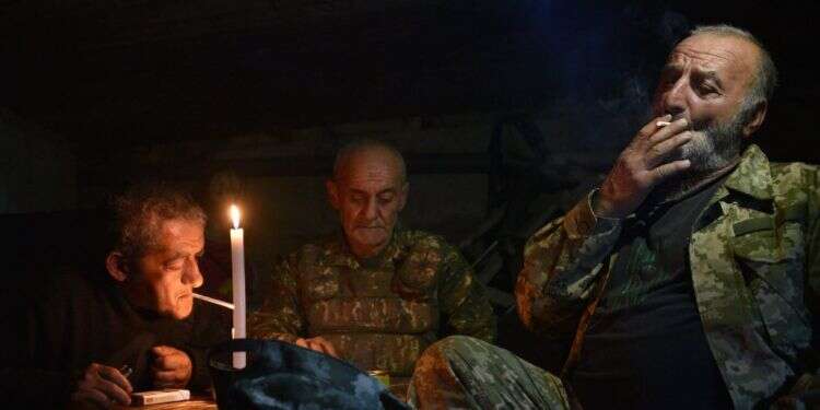 מתנדבים בצבא ארמניה בשעת רגיעה במרתף בעיר שושה, נגורנו־קרבאך. צילום: AFP הכלי המכריע במלחמת נגורנו־קרבאך: הכטב"ם