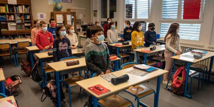 תלמידים בבית ספר יסודי בצרפת. צילום: AFP "במשבר הזה ראינו מורים שלקחו את העניינים לידיים"