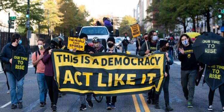 הפגנה בוושינגטון, בסוף השבוע. צילום: איי.אף.פי מתח ברחובות הבירה: פעילי שמאל סובבים את הבית הלבן