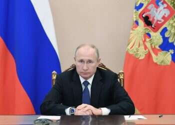 בידיים רועדות: האם פוטין מתכוון לפרוש מתפקידו?