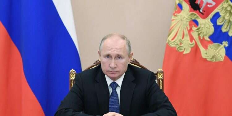 בידיים רועדות: האם פוטין מתכוון לפרוש מתפקידו?