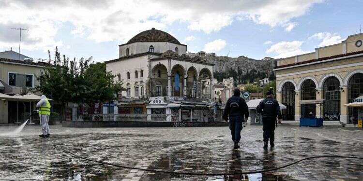 כיכר מונסטיראקי במרכז אתונה, בסוף השבוע. צילום: AFP סגר ביוון: רכבת אווירית להשבת אלפי ישראלים מהמדינה הנצבעת אדום
