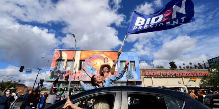 תומכי ביידן בלוס־אנג'לס חוגגים את ניצחונו. צילום: AFP כרטיס צהוב לכחולים: טראמפ הפסיד, הרפובליקנים ניצחו
