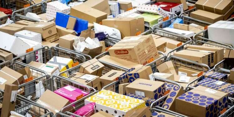 חבילות של קניות מהרשת. צילום: AFP על המיסים ועל הרגולציות: כך דואגת הממשלה שתקנו פחות ותשלמו יותר