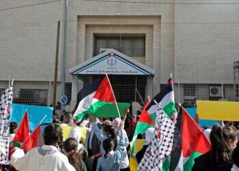 מפגינים פלסטינים מחוץ לבית משפט בשכם, שם החלה תביעת נזיקין נגד בריטניה על הצהרת בלפור. צילום: AFP "ציון היום – לעג להנהגה": הפלסטינים חוגגים "עצמאות מזויפת"