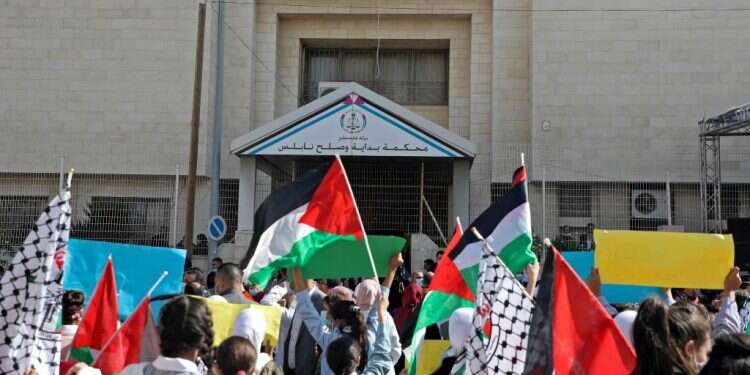 מפגינים פלסטינים מחוץ לבית משפט בשכם, שם החלה תביעת נזיקין נגד בריטניה על הצהרת בלפור. צילום: AFP "ציון היום – לעג להנהגה": הפלסטינים חוגגים "עצמאות מזויפת"