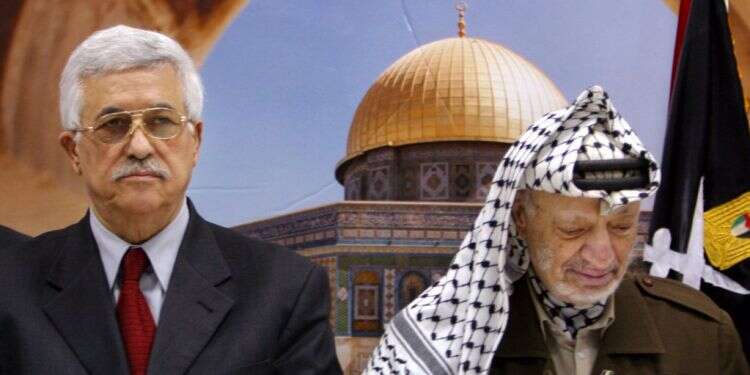 ערפאת (מימין) משפיל את עיניו לאחר השבעת אבו־מאזן לראש ממשלת הרשות הפלסטינית, 2003. צילום: AP בעיה של שליטה עצמית: העצמאות הפלסטינית שמעולם לא הייתה