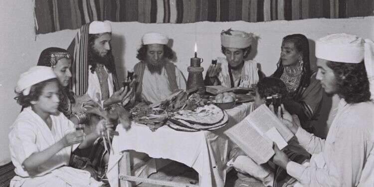 יהודי מדבר חצרמוות חוגגים בתל־אביב את ליל הסדר כפי שנהגו לחגוג אותו בתימן, 1946. צילום: זולטן קלוגר, לע עלייתה ונפילתה של תימן
