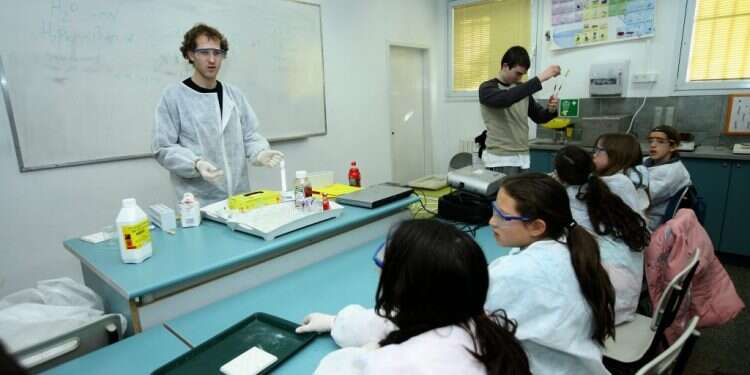 המורה צריך להיות במרכז הכיתה