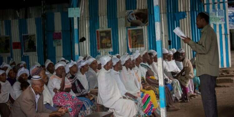 בני קהילת הפלאשמורה בשיעור במרכז הקהילתי בגונדר, 2016. צילום: מרים אלסטר, פלאש 90 השיבה שלא נגמרת: כך ממוסמס חוק השבות