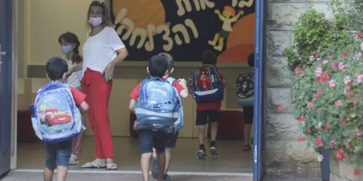 הפעם המסכות חובה. ילדים חוזרים ללימודים ב-1 בספטמבר. צילום: יוסי זמיר, פלאש 90 חוזרים לבית ספר: תלמידי היסודי החלו ללמוד