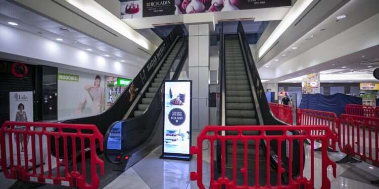 קניון גבעתיים, בשבוע שעבר. צילום: אוליבייה פיטוסי, פלאש 90 עסק ביש: העסקים בארץ קורסים, והקניות ברשת פורחות