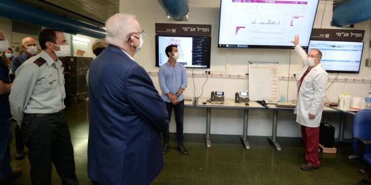 הנשיא ריבלין מבקר בבית החולים רמב נשיא המדינה לצוותי הרפואה: אתם שומרי ישראל