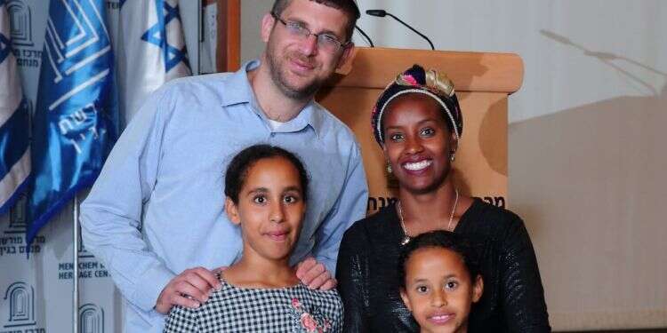רותי ויוסי טורצקי עם שתיים מבנותיהם. צילום: באדיבות משפחת טורצקי המסע מאתיופיה: "עדיין מופתעים לגלות שאנחנו נשואים"