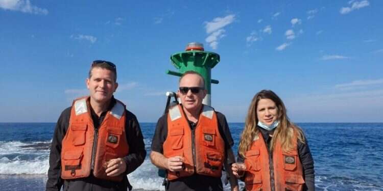 שטייניץ (במרכז) באי תכלת עם מנכ ה"עז" שהכניס חיזבאללה למו"מ עם ישראל: אי קטן ופסטורלי