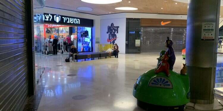 תריסים מוגפים, אורות כבויים: שיטוט עגום בקניון מלחה השומם