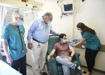 הישראלי הראשון שחוסן לקורונה: "מקווה לחזור לאנונימיות"