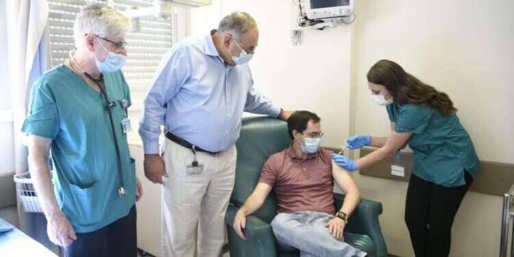 ענר מקבל את החיסון. צילום: אבי חיון הישראלי הראשון שחוסן לקורונה: "מקווה לחזור לאנונימיות"