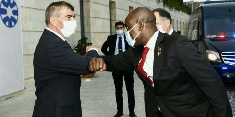 גבי אשכנזי ושר החוץ של מלאווי, אייזנהאואר מקאקה. צילום: אבי חיון לעמ מלאווי – המדינה האפריקנית הראשונה שתפתח שגרירות בירושלים