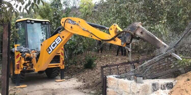 פעולות האכיפה בחאן א-לובן. צילום:דוברות מתפ המנהל האזרחי הרס בנייה בלתי חוקית ערבית בחאן א-לובן