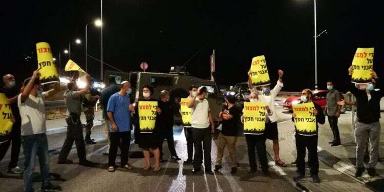 ערביי ישראל נוהרים לשכם ולטול כרם, כבישים בשומרון נחסמים