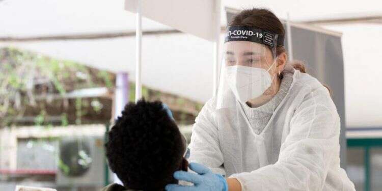 בדיקות קורונה. צילום: דוברות שיבא נבדקים ולומדים: נפתח פיילוט בדיקות סרולוגיות בבתי הספר