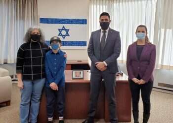 דגלו של ניצול שואה יתנוסס בגאווה בשגרירות ישראל בקנדה