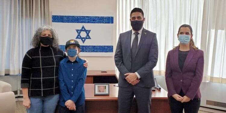 שרה ודילן פלדברג, קונסול ישראל באוטווה אורלי ארליך ואוהד נקש קינר, הממונה הזמני והציר בשגרירות ישראל באוטווה. צילום: משרד החוץ דגלו של ניצול שואה יתנוסס בגאווה בשגרירות ישראל בקנדה