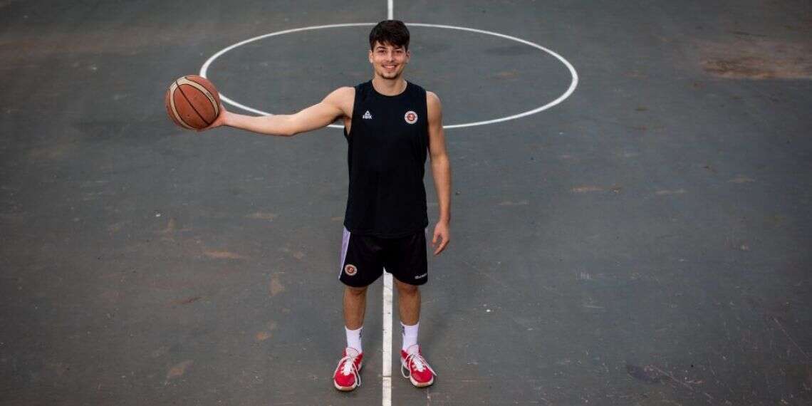 הכדור בידיים שלו: יובל שניידרמן הולך בדרכי אביו בהפועל ירושלים