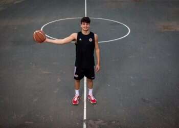 הכדור בידיים שלו: יובל שניידרמן הולך בדרכי אביו בהפועל ירושלים