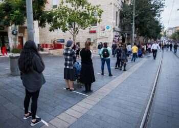 בסך הכול ממושמעים. תור לחנות במדרחוב ירושלים, בשבוע שעבר. צילום: אורן בן חקון מחקר: הציבור מציית למגבלות הקורונה גם בלי אמון בהנהגה