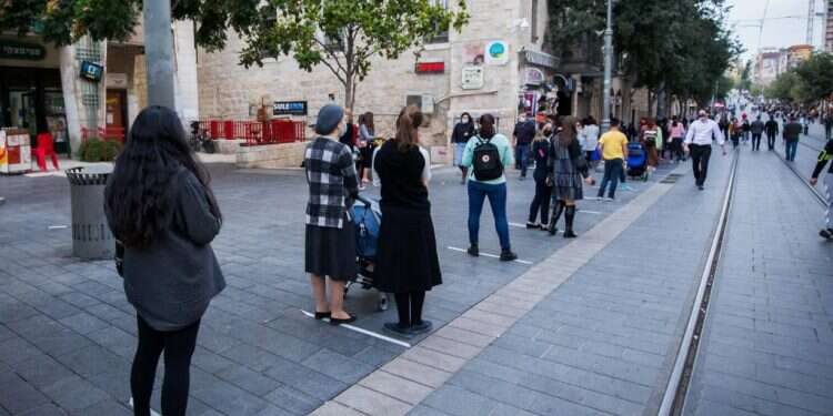 בסך הכול ממושמעים. תור לחנות במדרחוב ירושלים, בשבוע שעבר. צילום: אורן בן חקון מחקר: הציבור מציית למגבלות הקורונה גם בלי אמון בהנהגה