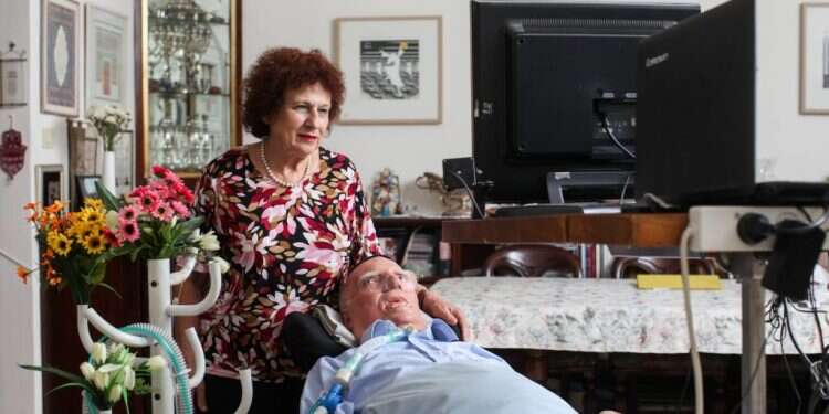 מלמד־כהן עם אשתו אלישבע, בביתם ב־2016. צילום: אבישג שאר־ישוב רחמים מלמד ייזכר בזכות מאבקו מעורר ההשראה במחלת ניוון השרירים