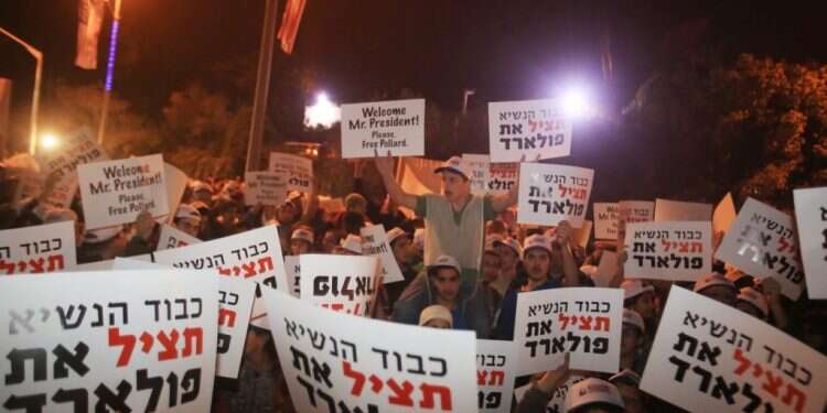 הפגנה למען שחרור פולארד מול בית הנשיא בירושלים, 2013. צילום: מרים צחי "ערבות הדדית – ערך עליון": פעיל למען פולארד מסכם