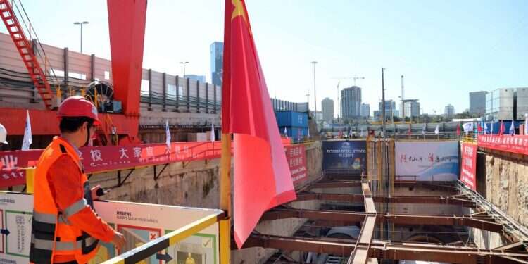 פועל מטעם חברה סינית להקמת הרכבת הקלה בתל־אביב. צילום: גדעון מרקוביץ'