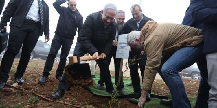היחס השתנה. נתניהו עם זמביש בנתיב האבות, 2019. צילום: מרק ישראל סלם הצעירים הימנים שהצליחו לשבור את תקרת הזכוכית במוסדות הלאומיים