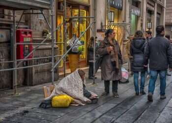 להתבגר דרך השקרים: חשיפה לעולם הבוגר