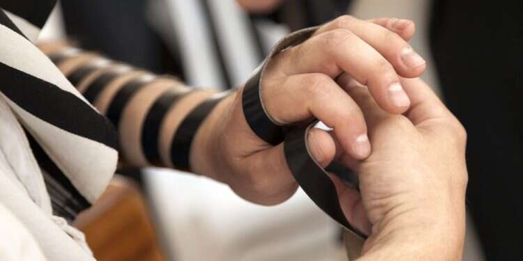 הנחת תפילין. צילום: שאטרסטוק כיצד סביבתנו החברתית משפיעה על ההחלטות שלנו?