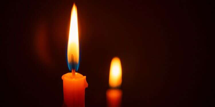 בדיקת חמץ. צילום: שאטרסטוק הנר והאבוקה: בין אור מרצד לכוח שקט